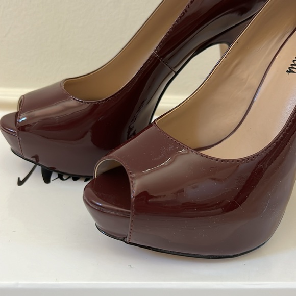 Neiman Marcus Heels - Picture 6 of 8